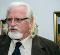 Maestrul crede că, dacă oamenii bogați ar cumpăra cîte un tablou de la pictori, aceștia ar duce-o mai bine.