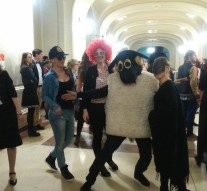 Clonele din filme bîntuie printre măști