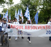 Parada steagurilor însoțită de arlechini și acrobați