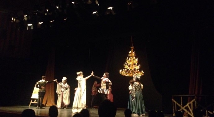 Shakespeare pe în]elesul copiilor