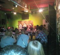 Comedie în trei cîntată printre nebuni