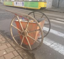 Mătura şi salopeta, unelte indispensabile