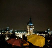 La pas, prin ploaie, pe Uliţa Boierilor