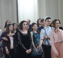 Bucle, ruj şi rochii negre pe covorul roşu