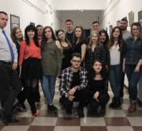 „Cu ce eşti îmbrăcată?”