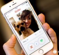 Cine-i in spatele trandafirilor cu sclipici?