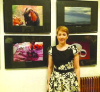 Doamna cu şuvițe verzi