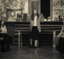 S-a tras cortina în afara scenei