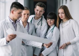 Rezidenții fac gărzi pe banii lor și tratează pe parafa coordonatorilor