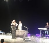 Un microfon, o solistă și zeci de bași și de viori